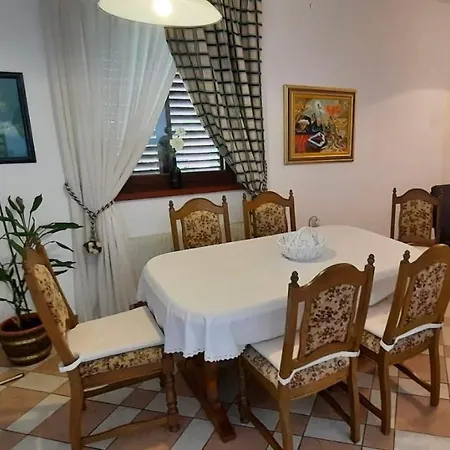 Red Robin Apartment